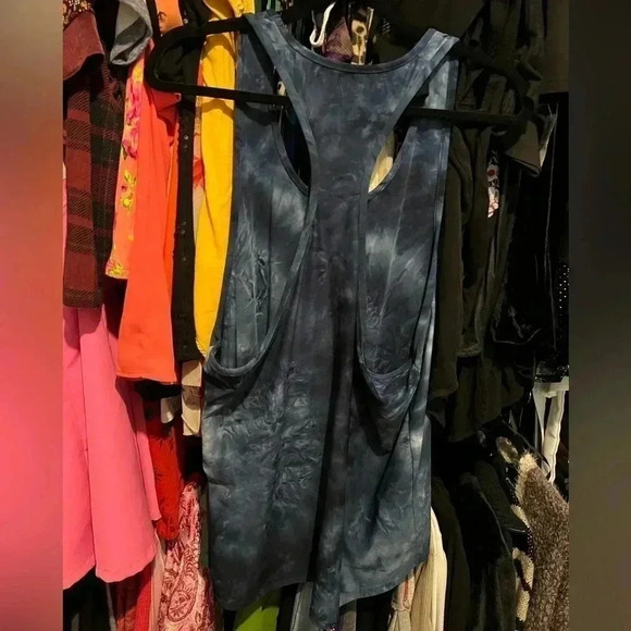 NWOT VOGO Athletica Black/Gray Tie Dye Workout Tank - Picture 3 of 4